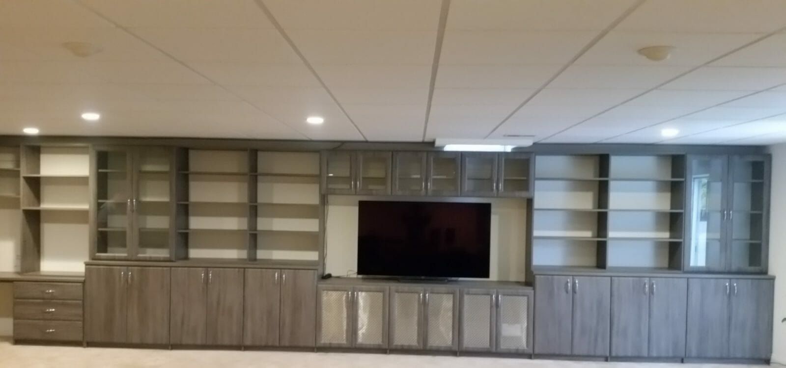 Wall-to-wall entertainment unit with a TV niche